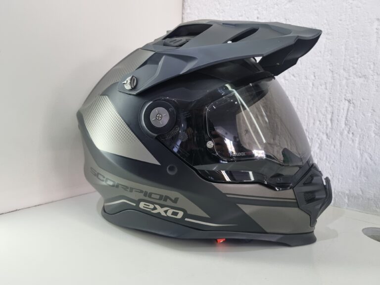 This helmet is also dual homologated, giving you the best features of both worlds.