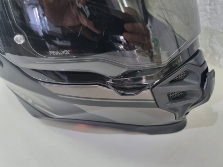 .... so whether you use your left or right hand to open the visor it is easily locatable and easy to open