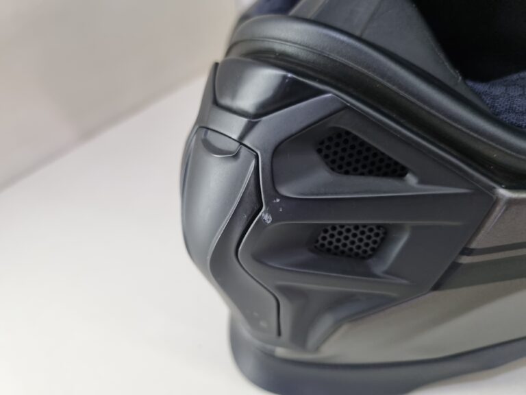 The chin vent opens and closes easily enough...