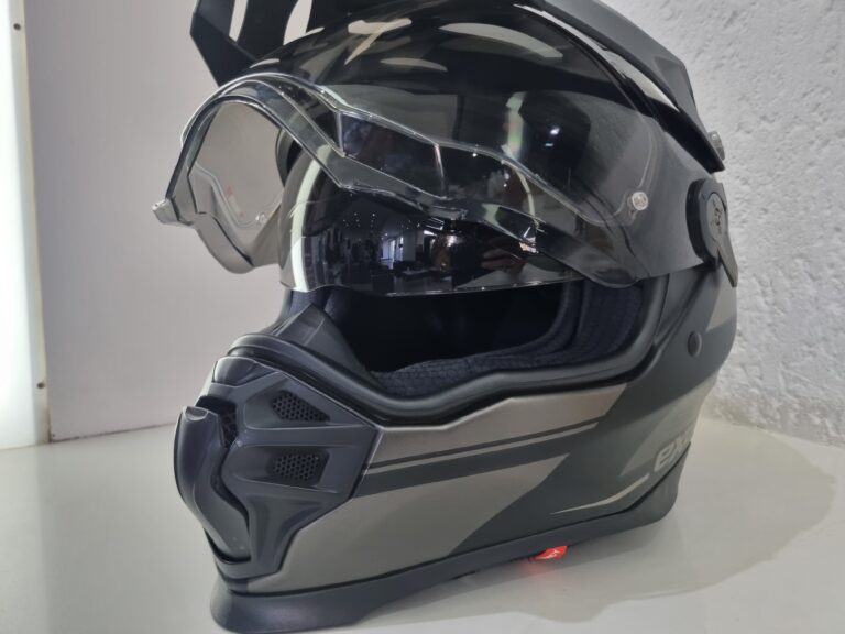 I also enjoyed the dual sun visor system a lot.