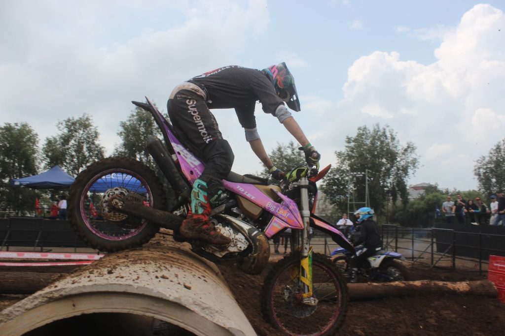 S.A Super Enduro X Round 1.