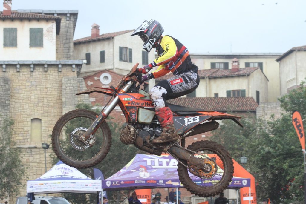 S.A Super Enduro X Round 1.